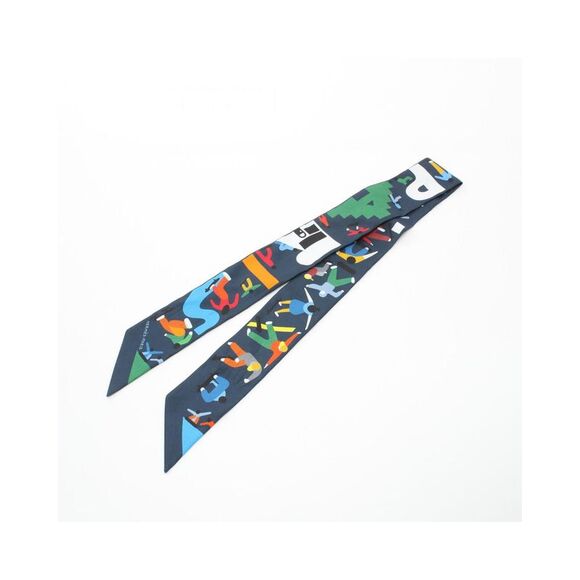 Pre Loved Hermes Luxurious Silk Scarf with Canvas Material and Elegant Design - Picture 4 of 5